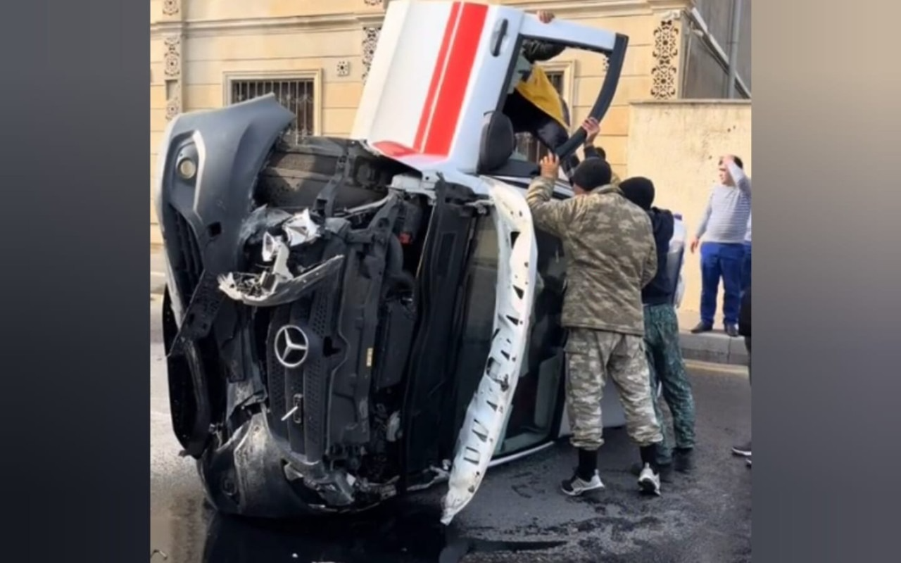 Bakıda qəzaya düşən ambulans aşdı – VİDEO