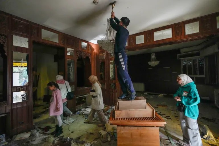 Əsədin Dəməşqdəki evi qarət edildi - FOTO/VİDEO Əsədin Dəməşqdəki evi qarət edildi - FOTO/VİDEO