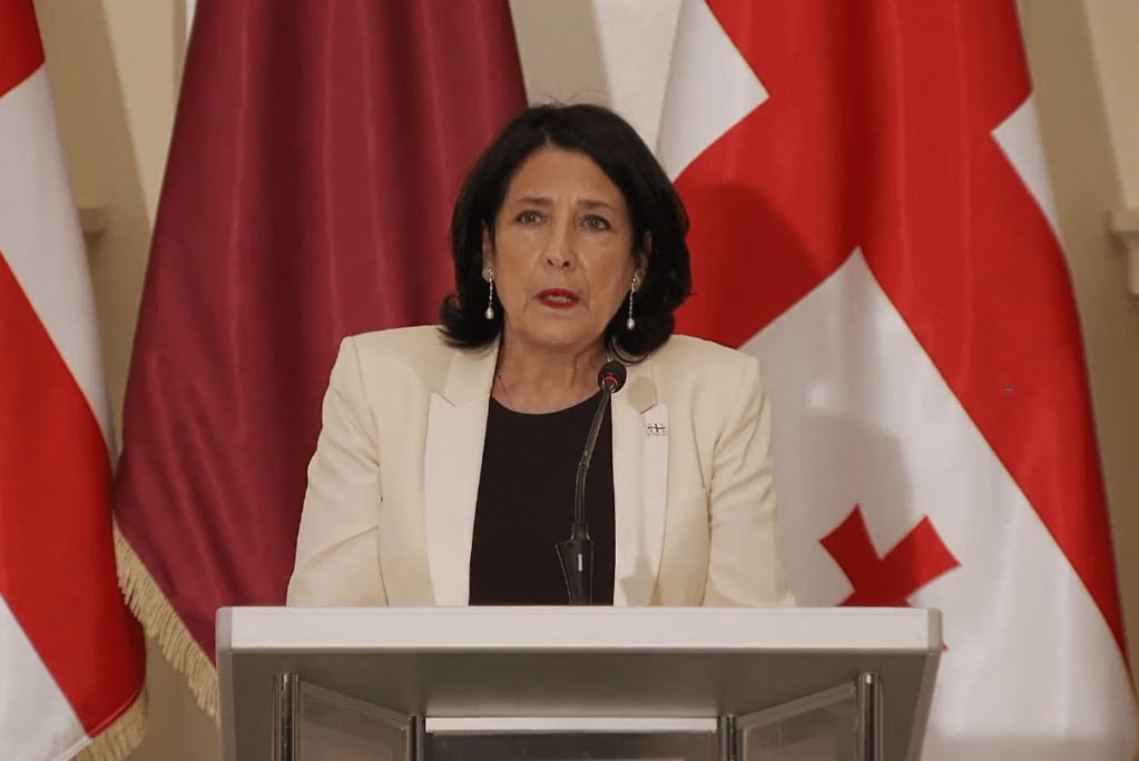 Zurabişvilinin sarayının qarşısında qatar quraşdırıldı Zurabişvilinin sarayının qarşısında qatar quraşdırıldı