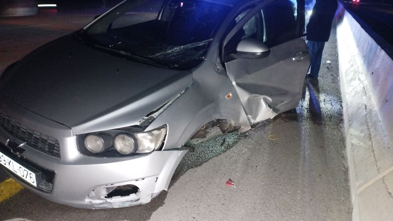 Kürdəmirdə qəza oldu, qadın şərnişin xəsarət aldı - FOTO