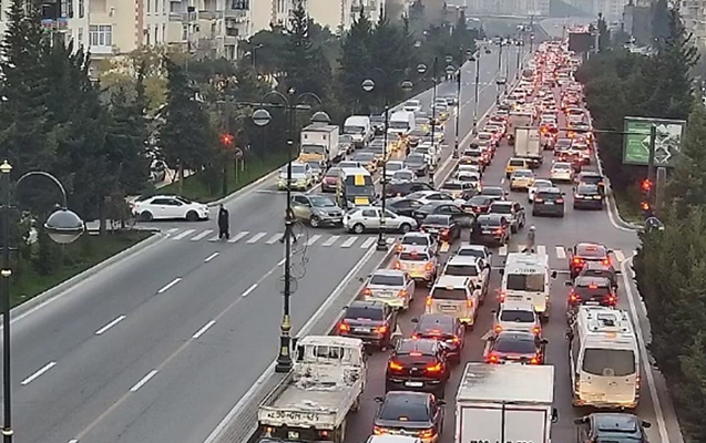 Paytaxtda yenə tıxac var - YOLLARIN SİYAHISI