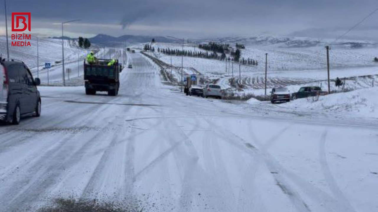 Sürücülərə XƏBƏRDARLIQ: Bakı-Şamaxı-Yevlax yolu BUZ BAĞLADI – FOTO