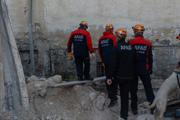 Türkiyəli xilasedicilər Sednaya işgəncə həbsxanasında məhbusları axtarır - FOTO