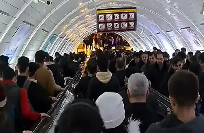 Metronun "Sahil" stansiyasında eskalatorun hərəkəti DAYANDI: SIXLIQ YARANDI