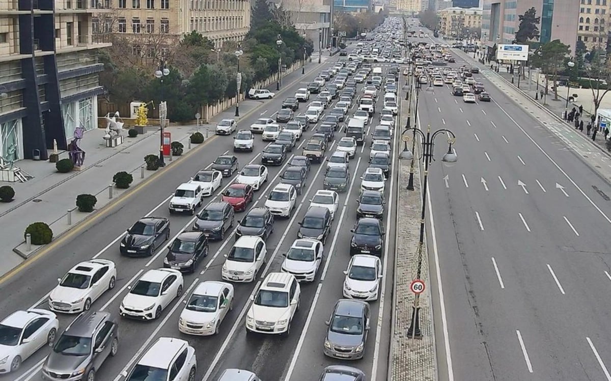 Bakının bir sıra yollarında TIXAC yaranıb - SİYAHI