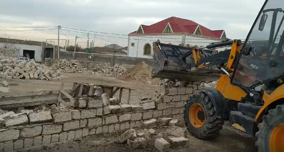 Qala qəsəbəsində qanunsuz tikili söküldü – FOTO/VİDEO