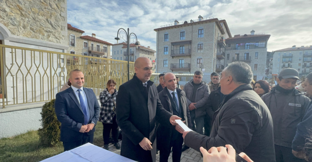 Növbəti köç karvanı Şuşa şəhərinə çatdı, ailələrə evlərinin açarları təqdim olundu – YENİLƏNİB/FOTO