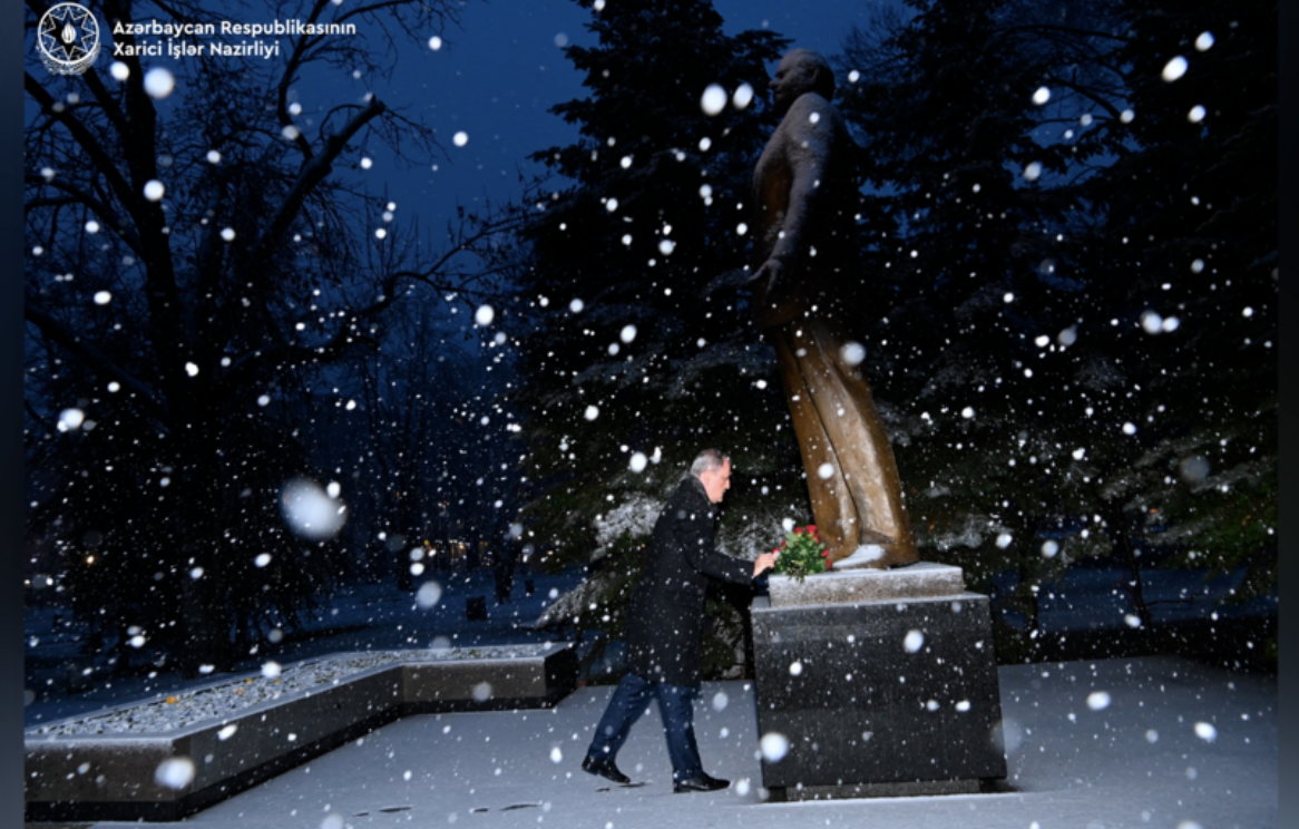 Ceyhun Bayramov Belqradda Heydər Əliyevin abidəsini ziyarət edib - FOTO