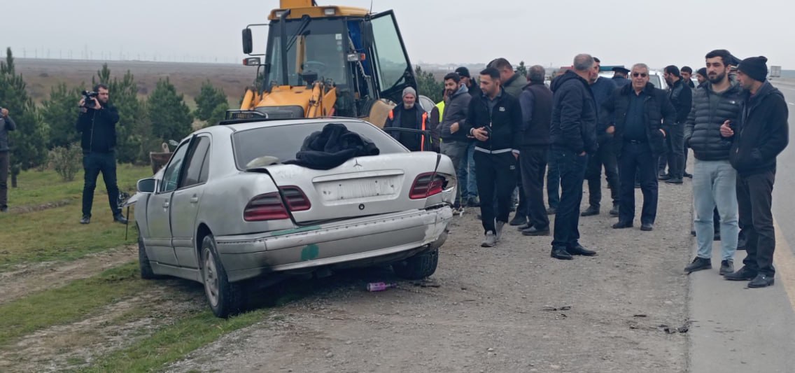 Hacıqabulda avtomobil traktorla toqquşdu: Yaralılar var - FOTO