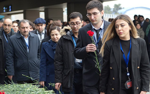 Həlak olanların xatirəsi Bakı aeroportunda anılır - FOTO