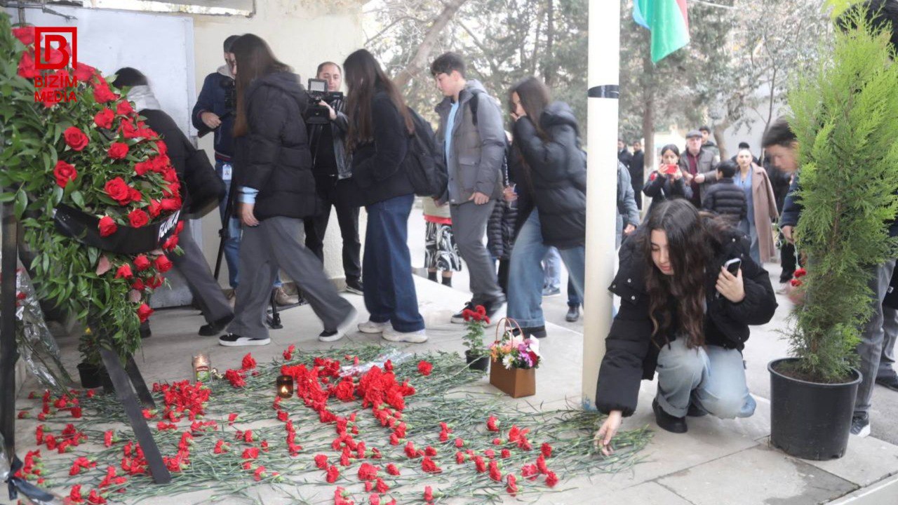 Mərhum pilot İqor Kşnyakinin xatirəsi yaşadığı binanın önündə belə yad olunur - FOTO/VİDEO