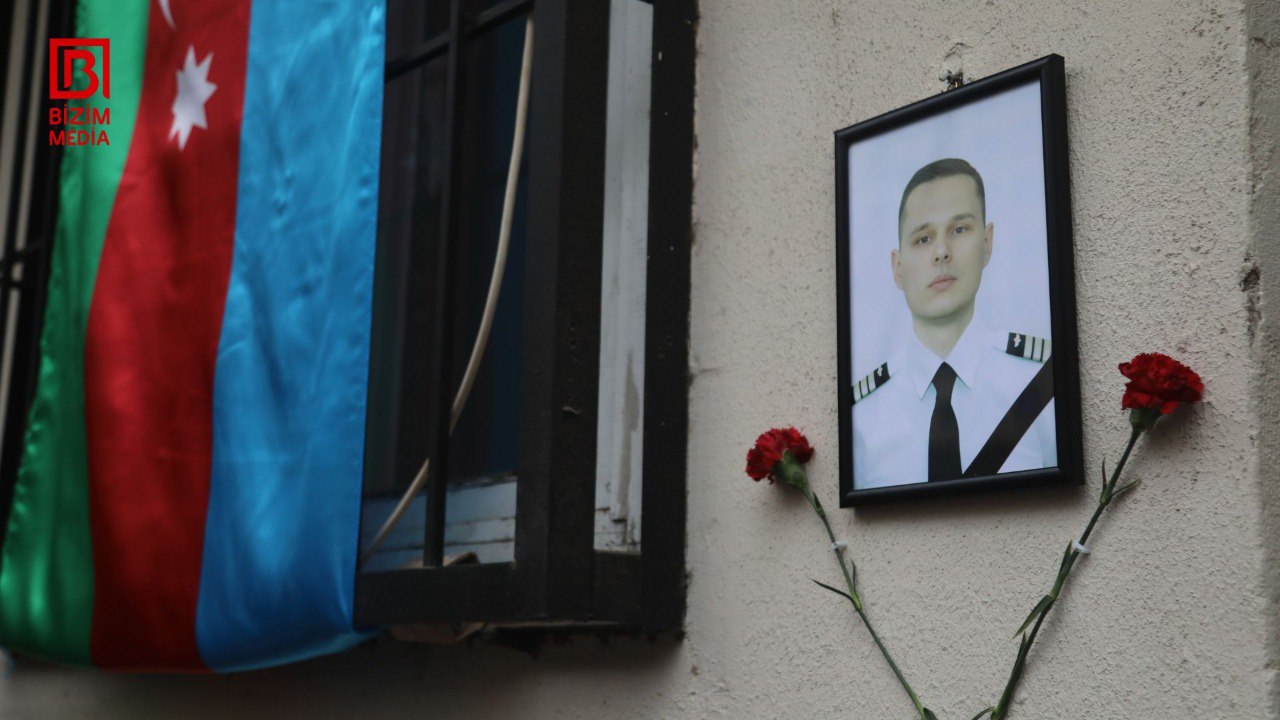 Pilot Aleksandr Kalyaninovun xatirəsi yaşadığı binanın önündə belə yad olunur - FOTO/VİDEO