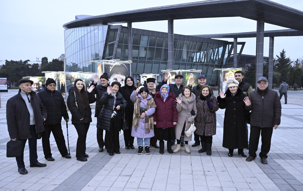 Leyla və Arzu Əliyevalar bulvarda “Zamanın səsini dinlə” fotosərgisinin AÇILIŞINDA - FOTO