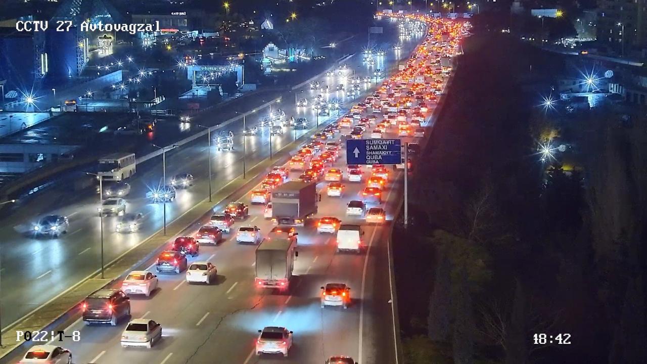 Bakının bəzi yollarında TIXAC YARANDI - FOTO