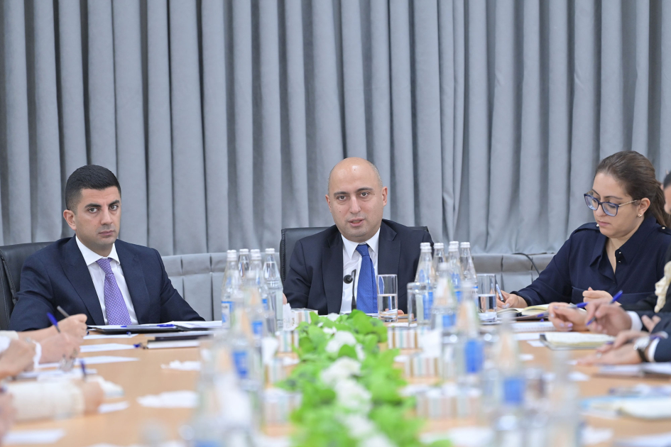 Nazir bir neçə məktəb direktoru ilə mövcud problemləri müzakirə etdi - FOTO