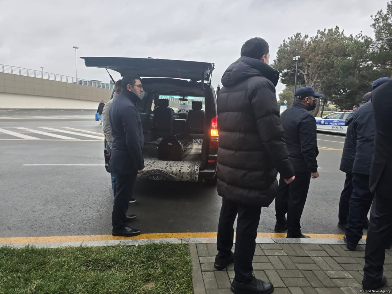 Ekipaj üzvlərinin cənazələri vida üçün aeroporta gətirildi - FOTO/VİDEO