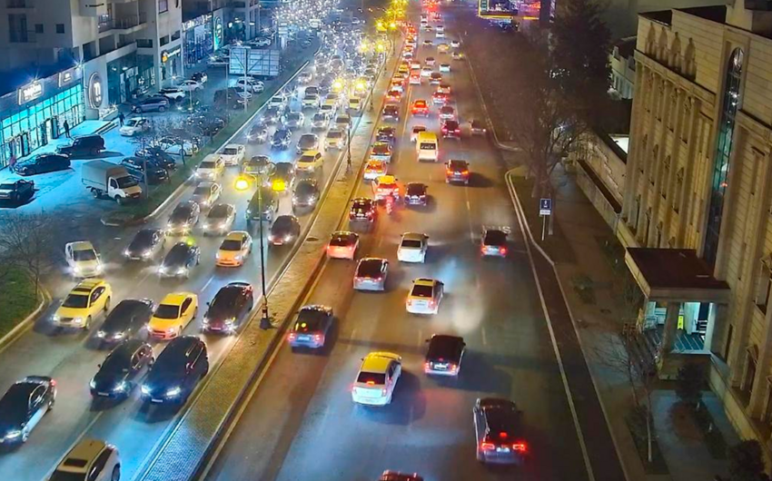 Hazırda Bakının bu yollarında tıxac müşahidə olunur