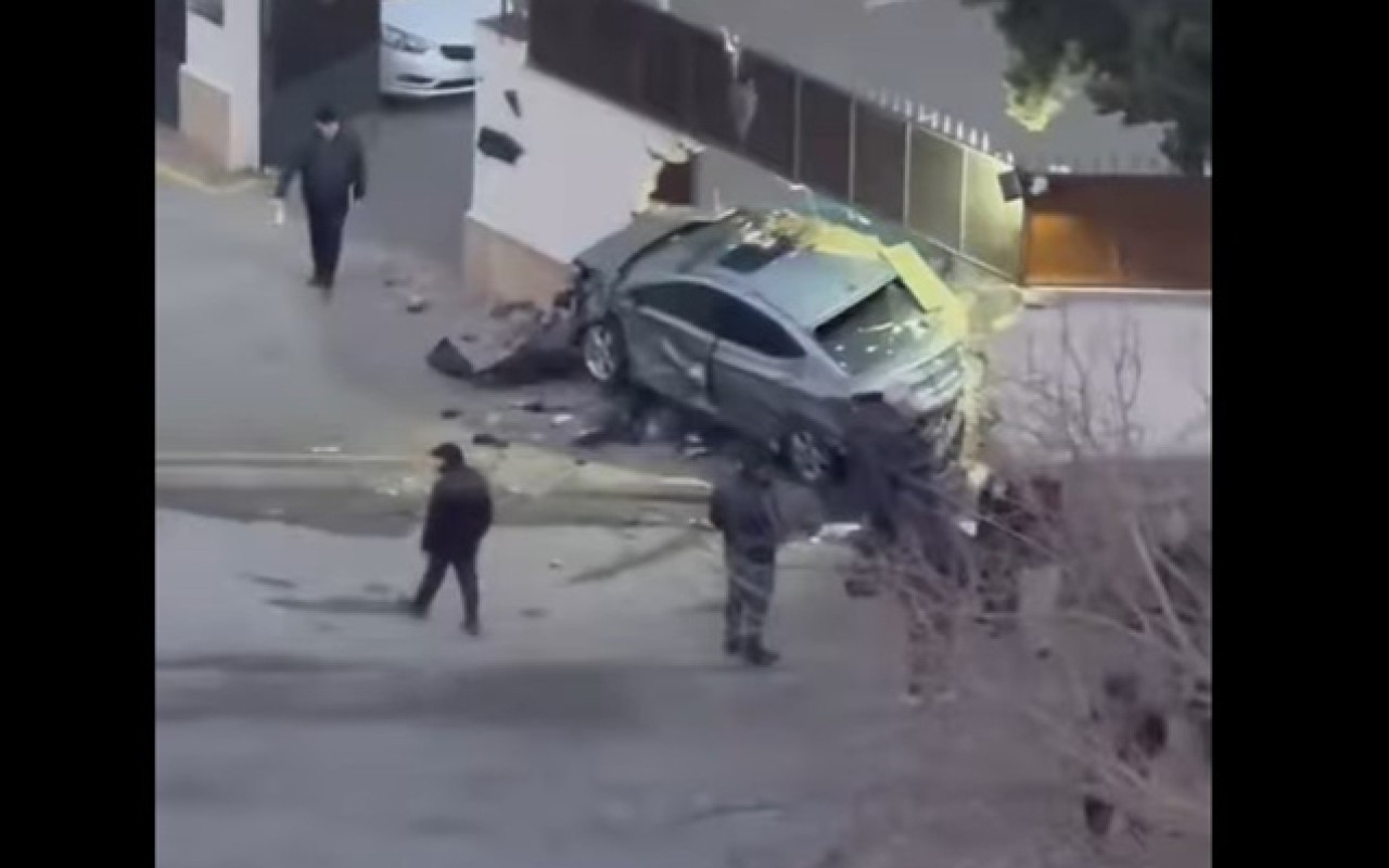 Bakıda maşın polis bölməsinin hasarına çırpıldı – VİDEO
