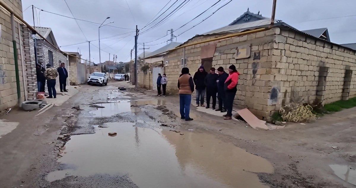 Masazırda kanalizasiya xətti partladı: Yeni çəkilən yol sıradan çıxdı - VİDEO