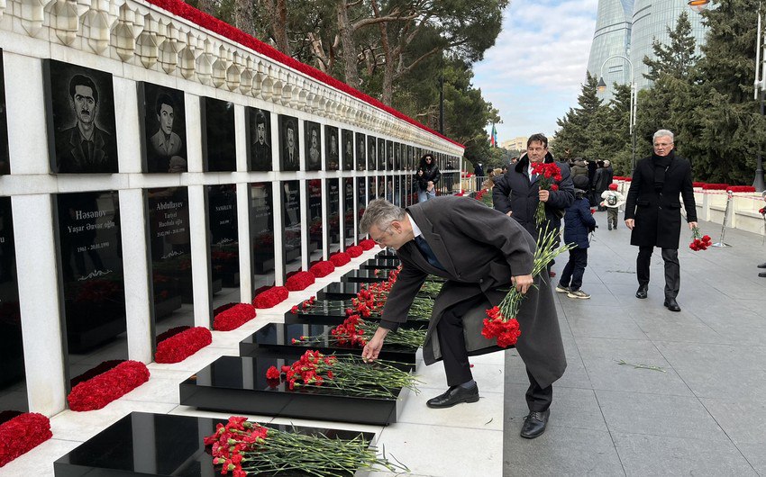 Almaniya səfiri 20 Yanvar faciəsi qurbanlarının xatirəsini yad etdi - FOTO