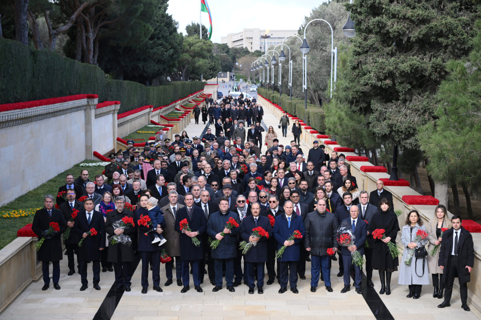 Azərbaycanda akkreditə olunmuş diplomatlar Şəhidlər xiyabanını ziyarət etdilər - FOTO