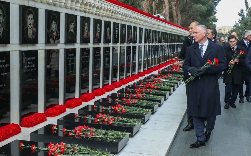 Britaniya səfiri 20 Yanvar şəhidlərinin xatirəsini andı - FOTO