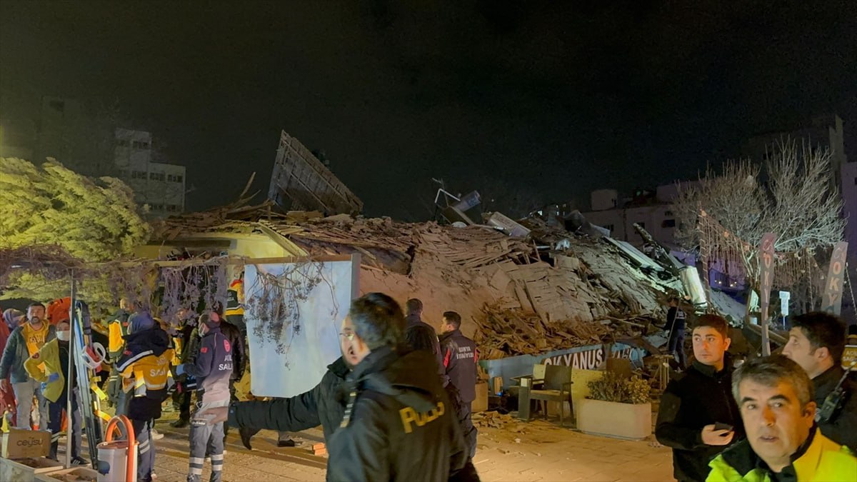 Türkiyədə bina çökdü, dağıntılar altında qalanlar var - FOTO/VİDEO