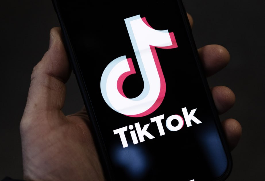 Restoran rəhbəri “TikTok”da canlı açan ofisiantı DÖYDÜ