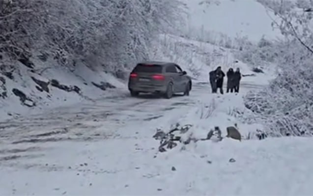 Buz bağlayan yol təhlükəli vəziyyət yaratdı - VİDEO