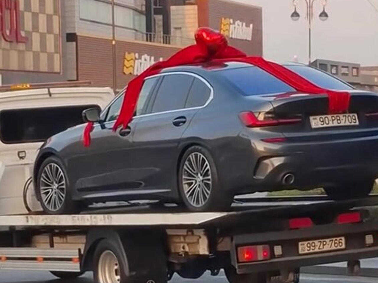 Bakıda qıza "Sevgililər günü"ndə “BMW” hədiyyə etdilər – VİDEO