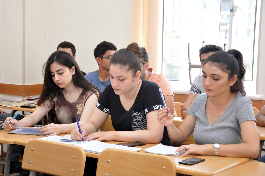 “Bəzi universitetlər qəsdən tələbələri kəsir ki, yayda gəlir mənbələri olsun” – ŞOK İDDİA