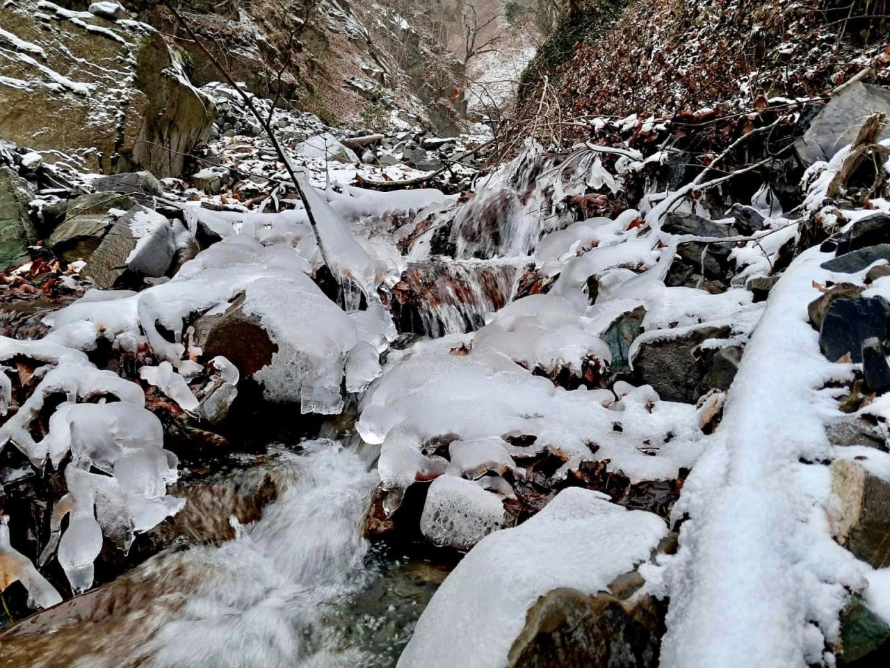 Şahdağda şəlalələr, bulaqlar dondu - FOTO