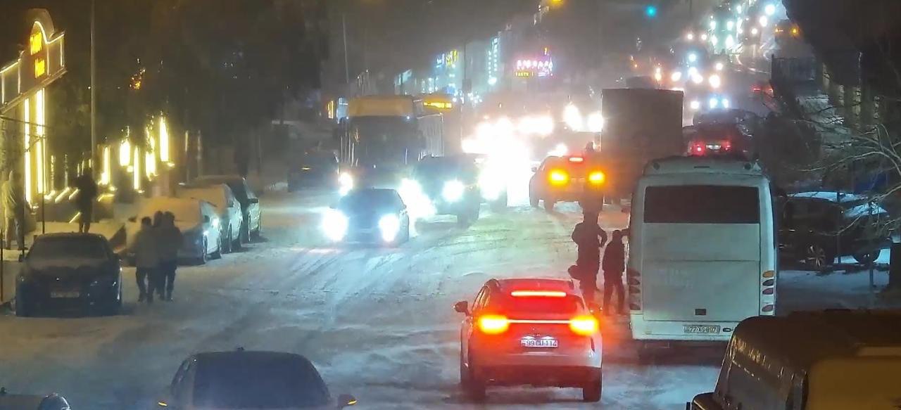 Sürücülərin NƏZƏRİNƏ: Bu yollarda tıxac var - FOTO Sürücülərin NƏZƏRİNƏ: Bu yollarda tıxac var - FOTO