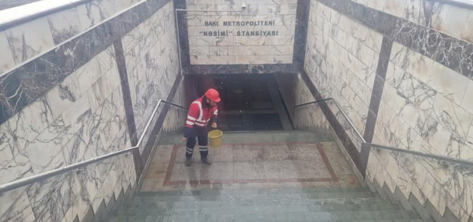 Metro stansiyalarının girişləri qardan təmizlənir - FOTO