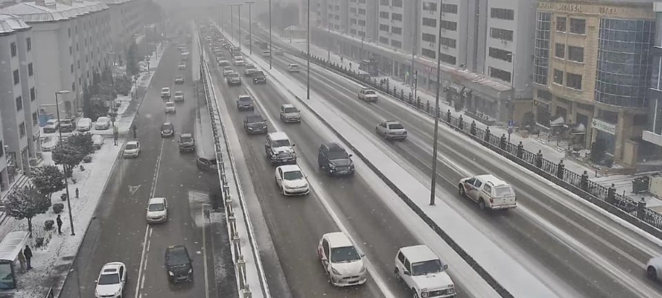 Sürücülərin nəzərinə: Bakıda bu yollar sürüşkəndir - SİYAHI/FOTO