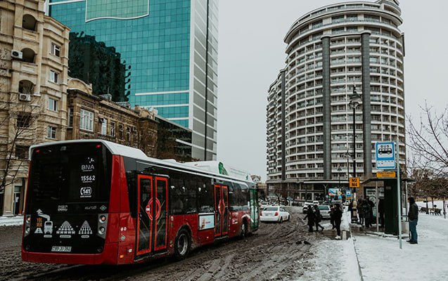 Qarlı havada 40-dan çox avtobus qəzaya düşüb