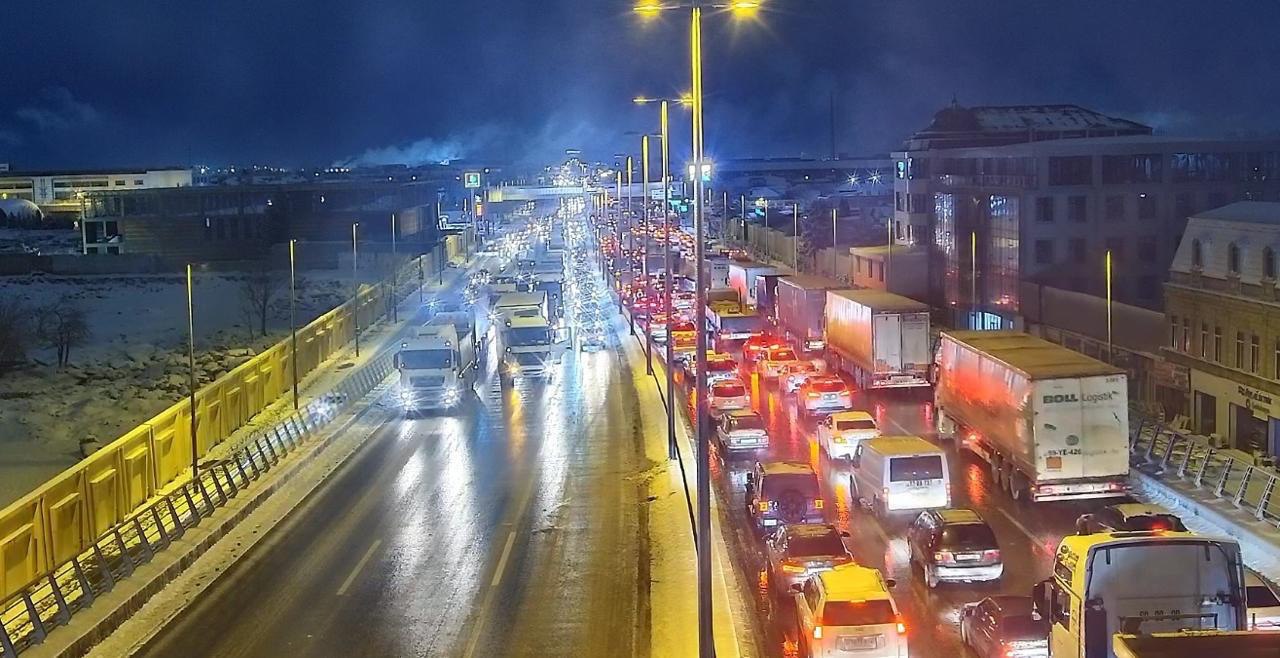 Bakıda yol qəzaları sıxlığa səbəb oldu - FOTO