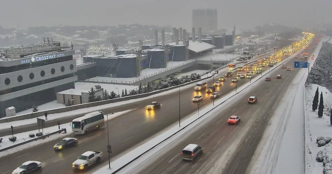 Bakıya qar yağır: Yollarda vəziyyət necədir? - FOTO