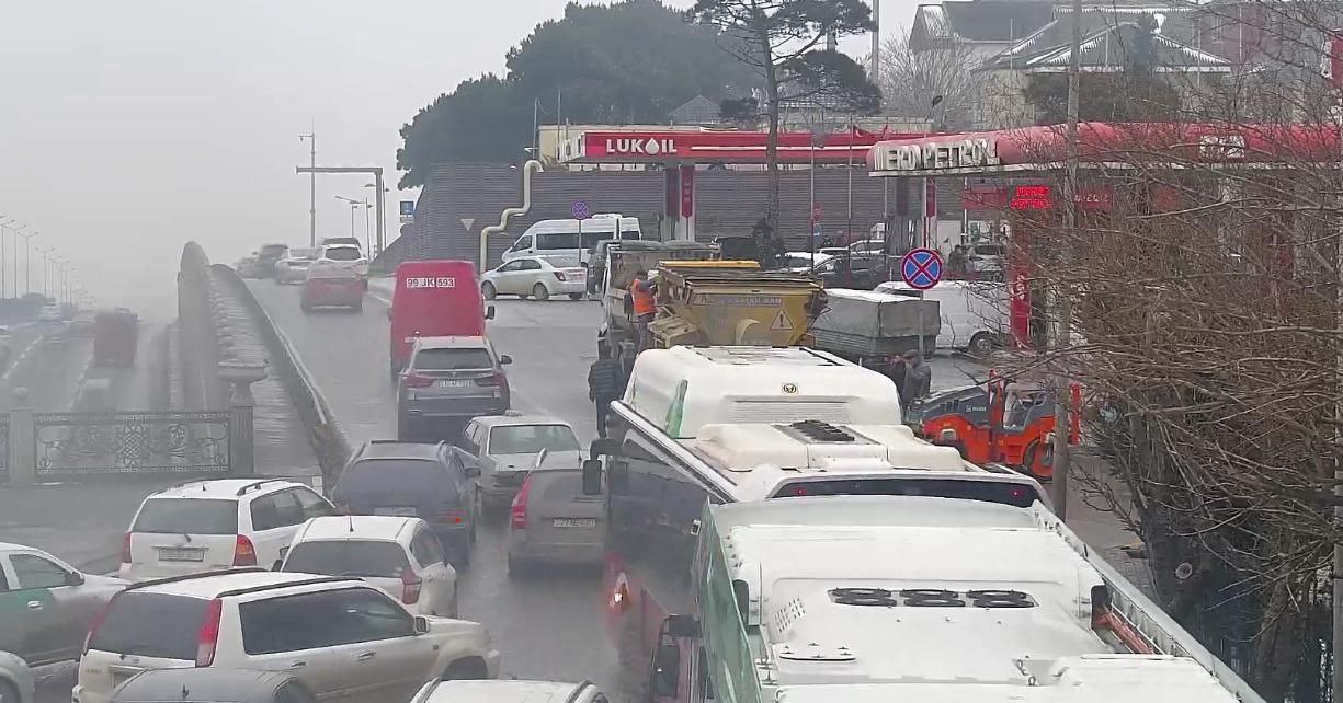 Sürücülərin NƏZƏRİNƏ: Bakıda bir neçə yolda təmir aparılır – FOTO