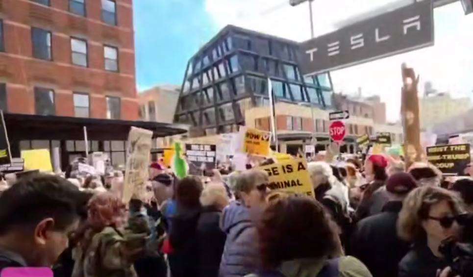 Tesla-nın qarşısında etiraz aksiyası: "Maskı həbs edin!" - VİDEO