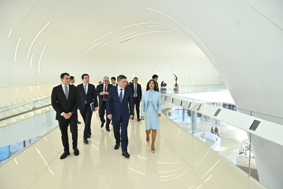 Qazaxıstanın Baş naziri Heydər Əliyev Mərkəzində - FOTO