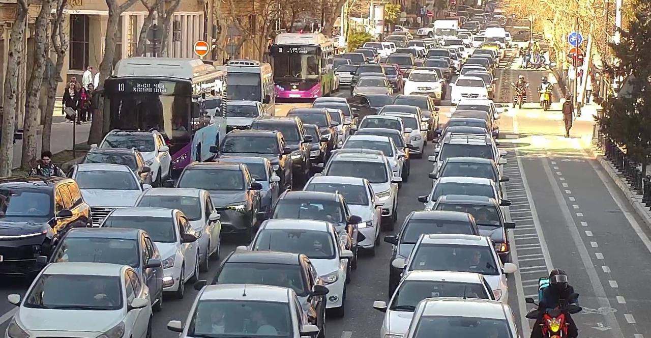 Bakıda bəzi yollarda hərəkət sürəti aşağı düşüb - FOTO