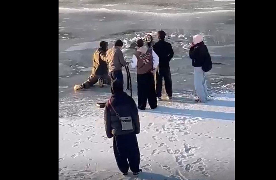 Rusiyada azərbaycanlılar buzlu çayda boğulan qızı belə xilas ediblər - FOTO/VİDEO Rusiyada azərbaycanlılar buzlu çayda boğulan qızı belə xilas ediblər - FOTO/VİDEO