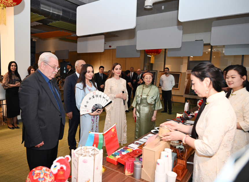 Leyla və Arzu Əliyevalar UNEC-də distant Çin dili təhsili alan tələbələrlə görüşdülər - FOTO