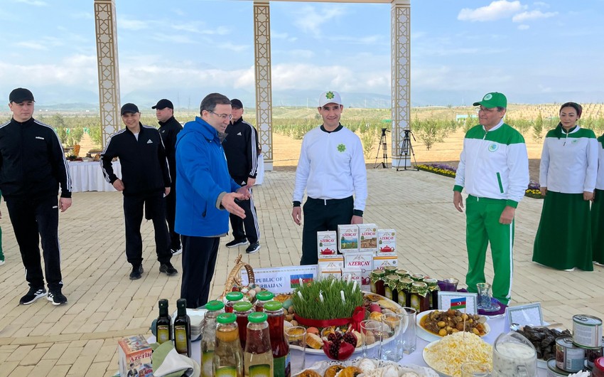 Türkmənistan Prezidenti Azərbaycan stendi ilə tanış oldu – FOTO