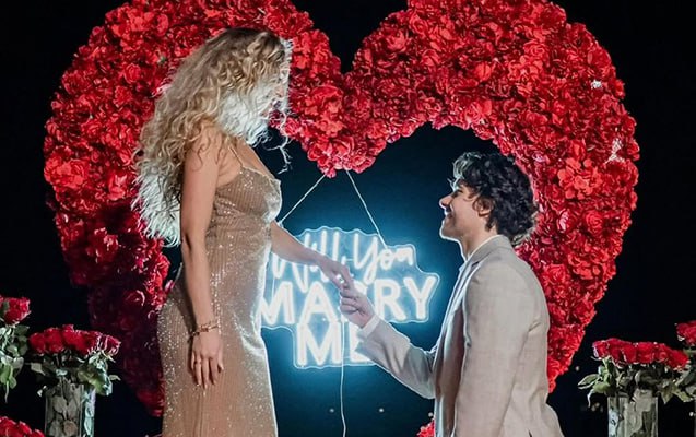 Türkiyə millisinin üzvündən romantik evlilik təklifi - FOTO Türkiyə millisinin üzvündən romantik evlilik təklifi - FOTO