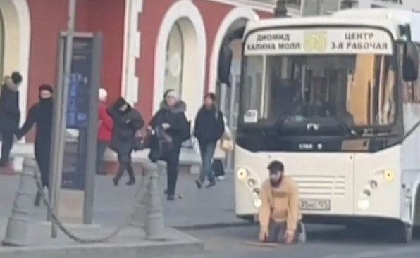 Avtobusu saxlayıb namaz qılan sürücü işdən qovulub Avtobusu saxlayıb namaz qılan sürücü işdən qovulub