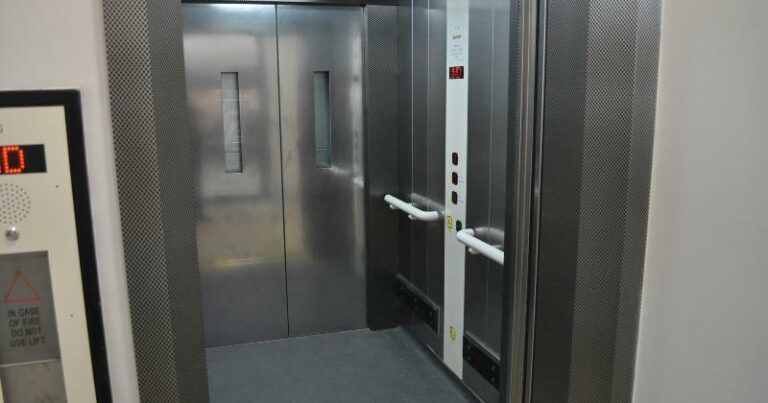 Bakı sakini liftdə köməksiz qaldı Bakı sakini liftdə köməksiz qaldı