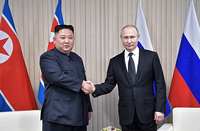 Putin Kim Çen İni təltif etdi Putin Kim Çen İni təltif etdi