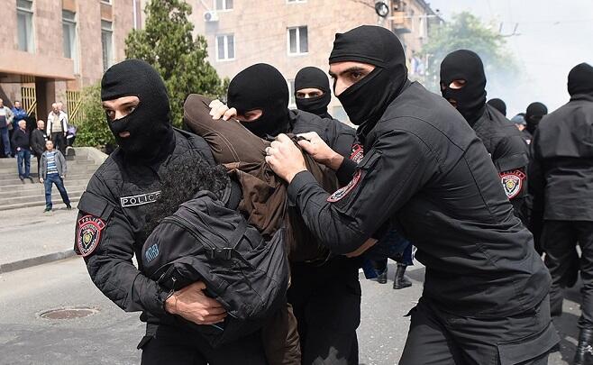 Ermənistanda kütləvi HƏBSLƏR - 12 müxalifətçi saxlanıldı Ermənistanda kütləvi HƏBSLƏR - 12 müxalifətçi saxlanıldı